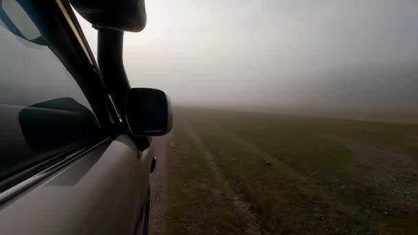 蒙古科夫斯戈尔 2022年9月 越野车驶入蒙古荒野雾地带狩猎探险 — 图库视频影像