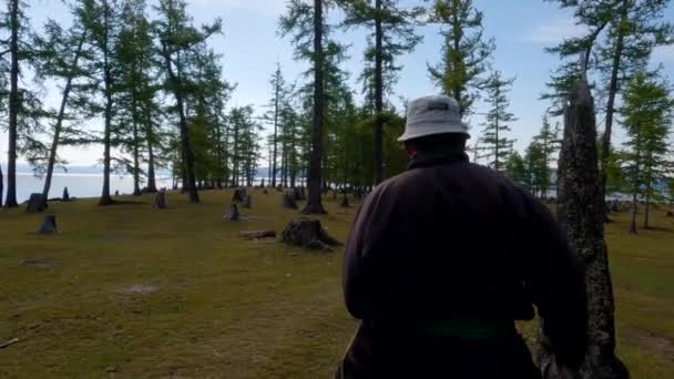 Chowsgol Mongolia Wrzesień 2022 Człowiek Nomadyczny Jeżdżący Konno Brzegu Jeziora — Wideo stockowe