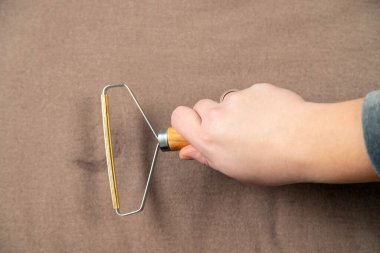 Kanepe yüzeyini halı kazıyıcı aletle kapatın. Halı temizleme aygıtı.