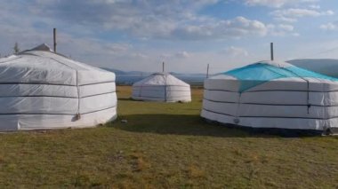 Moğolistan 'da güneşli bir günde Yurt Kampı. Kırsal kesimde Ger kamp alanı, arka planda doğa.. 