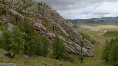 Moğolistan 'da güneşli bir günde Yurt Kampı. Kırsal kesimde Ger kamp alanı, arka planda doğa.. 