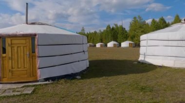 Moğolistan 'da güneşli bir günde Yurt Kampı. Kırsal kesimde Ger kamp alanı, arka planda doğa.. 