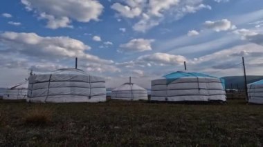 Moğolistan 'da güneşli bir günde yurt kampının zaman aşımı. Kırsal kesimde Ger kamp alanı, arka planda hareket eden bulutlar.. 