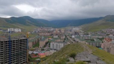 Bulutlu bir günde Moğolistan 'ın başkentinin genel görünümü. Ulaanbaatar şehir manzarası, kasvetli hava. 