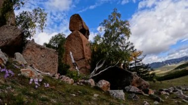 Büyük kaya parçasının üzerinde hareket eden bulutların hızlanması. Görkemli Moğol manzarası. 