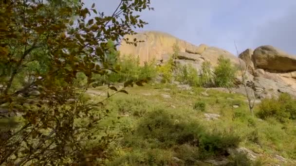 蒙古Terelj国家公园的海龟岩石旅游胜地 旅游胜地受欢迎的山区 — 图库视频影像