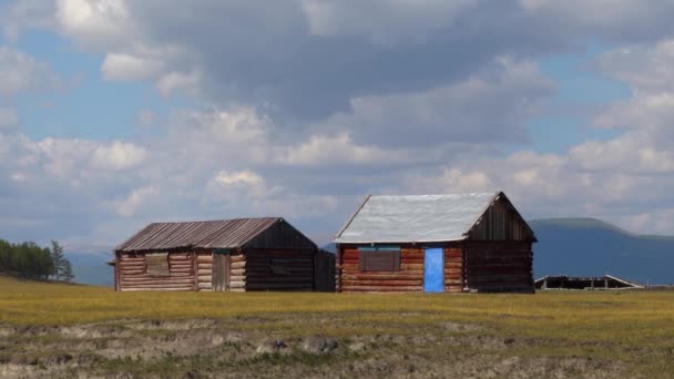 Casa Campo Com Montanhas Fundo Cabana Fazenda País Rural Cercada — Vídeo de Stock