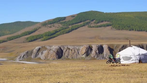 Nomadiska Personer Jurta Landsbygden Mongoliska Landskap Ger Tält Foten Med — Stockvideo