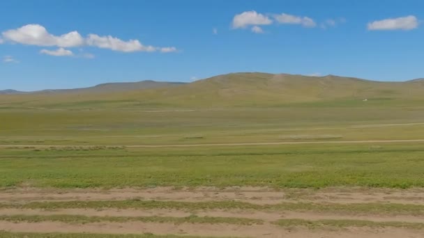 Ταξιδεύοντας Ανοιχτά Λιβάδια Στέπας Και Μεγαλοπρεπή Μογγολικά Βουνά Αγροτική Τοπίο — Αρχείο Βίντεο