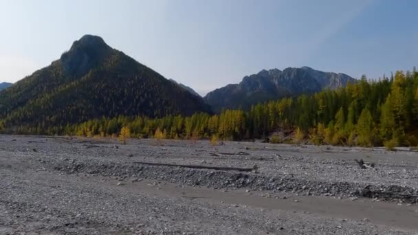 Οδηγώντας Μέσα Από Ξεραμένη Κοίτη Του Ποταμού Στη Μογγολική Έρημο — Αρχείο Βίντεο