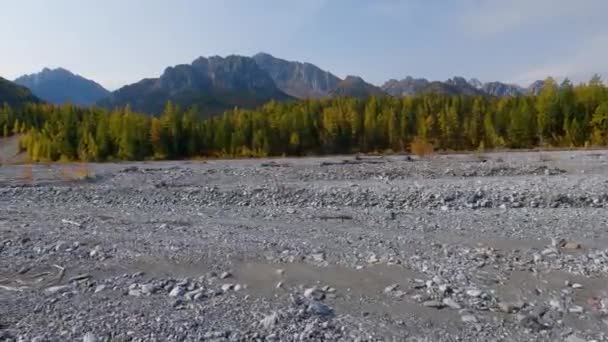 Driving Dried River Bed Mongolian Wilderness Majestic Landscape Rock Road — Video Stock