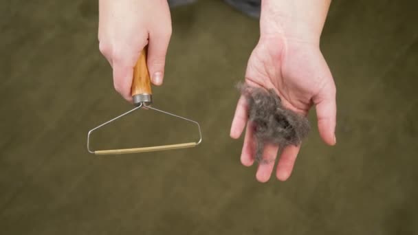 Close Hand Holding Dust Ball Carpet Scraper Tool Rug Cleaning — Vídeos de Stock