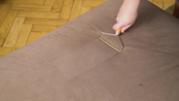 Nahaufnahme Der Handreinigung Der Sofaoberfläche Mit Einem Teppichschaber Teppichreinigungsgerät — Stockvideo