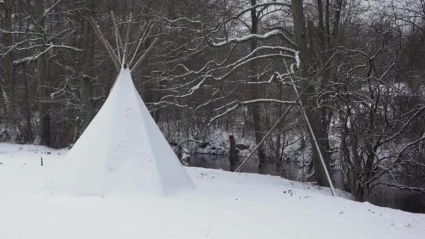 Σκηνή Τίπι Καλυμμένη Χιόνι Δίπλα Ποτάμι Δίπλα Στο Δάσος Χειμώνας — Αρχείο Βίντεο