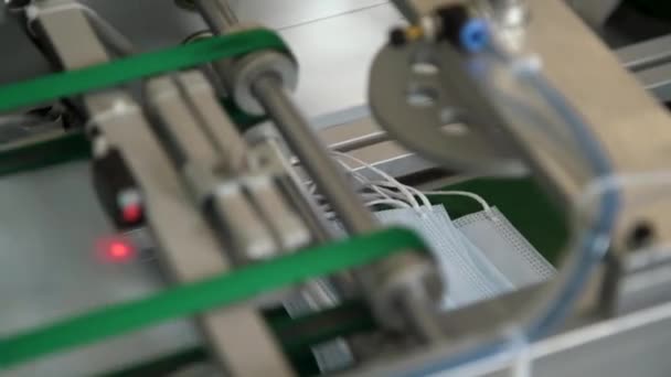 Closeup Proces Van Medische Gezichtsmaskers Wordt Gemaakt Een Fabriek Geautomatiseerde — Stockvideo