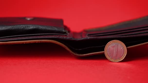 赤を背景にブルガリアのレフコイン 背景には空の財布がぼやけています インフレ お金不足 — ストック動画