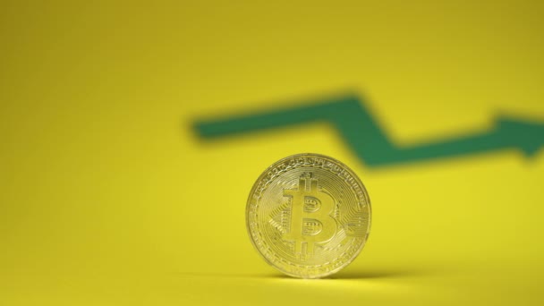 Bitcoin Yellow Backdrop Blurred Green Arrow Background Investing Money Crypto — Vídeos de Stock