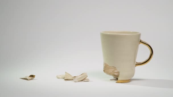 Розбита Чашка Чаю Ізольована Білому Тлі Тріснута Чашка Кави Крихкі — стокове відео