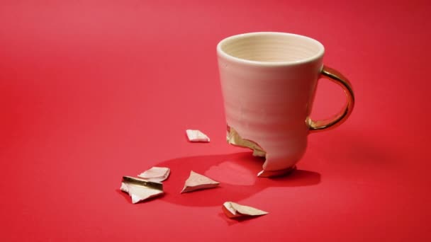 Розбита Чашка Чаю Ізольована Червоному Тлі Тріснута Чашка Кави Крихкі — стокове відео