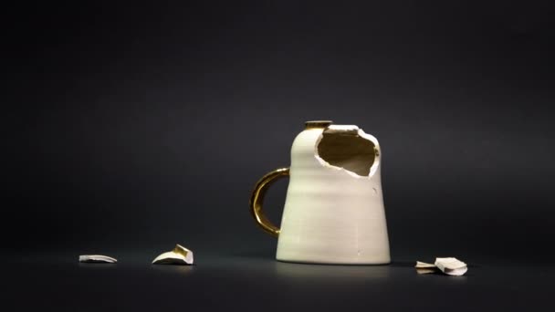 Розбита Чашка Чаю Ізольована Чорному Тлі Тріснута Чашка Кави Крихкі — стокове відео
