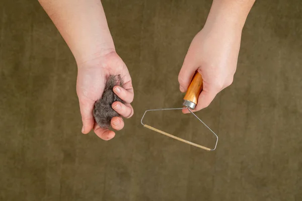 Close Hand Holding Dust Ball Carpet Scraper Tool Rug Cleaning — 스톡 사진