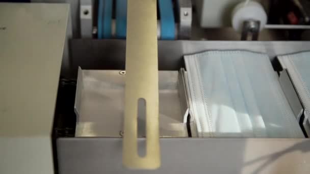 Processo Primo Piano Maschere Mediche Viso Realizzate Una Fabbrica Macchine — Video Stock
