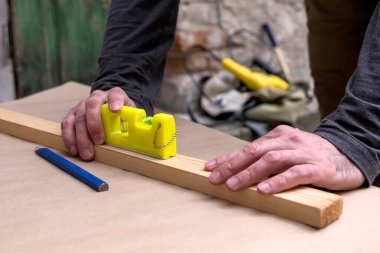 Marangoz çalışmaya hazırlanıyor.