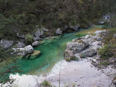 Zümrüt Havuzları, Friulian Dolomitleri 'nin Doğal Parkı' nın yedi vadisinden biri olan Val Tramontina 'da (Tramonti di Sopra) yer alır.