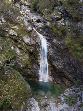 Zümrüt Havuzları, Friulian Dolomitleri 'nin Doğal Parkı' nın yedi vadisinden biri olan Val Tramontina 'da (Tramonti di Sopra) yer alır.