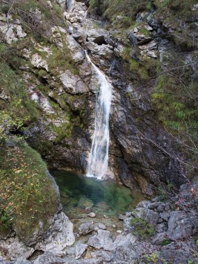 Zümrüt Havuzları, Friulian Dolomitleri 'nin Doğal Parkı' nın yedi vadisinden biri olan Val Tramontina 'da (Tramonti di Sopra) yer alır.