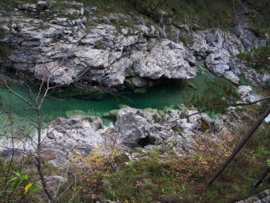 Zümrüt Havuzları, Friulian Dolomitleri 'nin Doğal Parkı' nın yedi vadisinden biri olan Val Tramontina 'da (Tramonti di Sopra) yer alır.