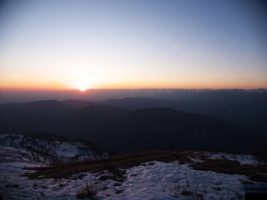 Matajur Dağı, karakteristik konik şekli nedeniyle Friuli ovasından kolayca tanımlanabilir ve Natisone Vadisi 'nin en temsili rahatlama ve sembolüdür..