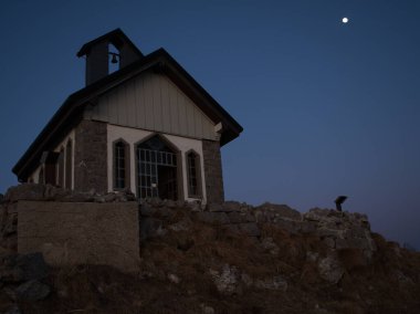 Matajur Dağı, karakteristik konik şekli nedeniyle Friuli ovasından kolayca tanımlanabilir ve Natisone Vadisi 'nin en temsili rahatlama ve sembolüdür..