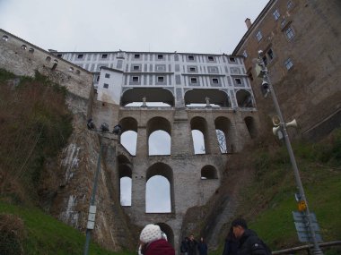 Ek Krumlov, Gotik bir şatonun etrafında büyümüş bir Çek Cumhuriyeti kentidir.
