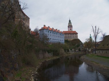 Ek Krumlov, Gotik bir şatonun etrafında büyümüş bir Çek Cumhuriyeti kentidir.