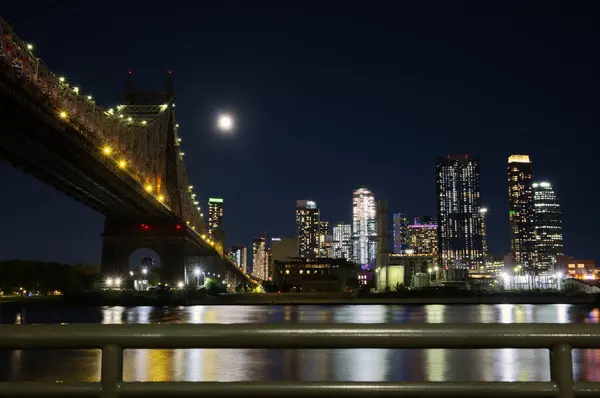 stock image Roosevelt Island is an island in New York City's East River, within the borough of Manhattan. It lies between Manhattan Island to the west, and the borough of Queens, on Long Island, to the east