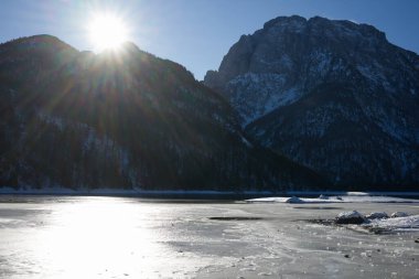 Arka planda dağlar olan Predil Gölü manzarası, Tarvisio, Cave del Predil, İtalya