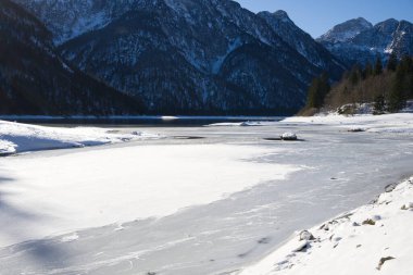 Arka planda dağlar olan Predil Gölü manzarası, Tarvisio, Cave del Predil, İtalya