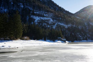 Arka planda dağlar olan Predil Gölü manzarası, Tarvisio, Cave del Predil, İtalya
