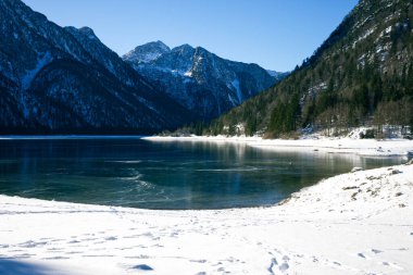 Arka planda dağlar olan Predil Gölü manzarası, Tarvisio, Cave del Predil, İtalya