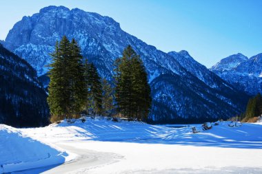 Arka planda dağlar olan Predil Gölü manzarası, Tarvisio, Cave del Predil, İtalya