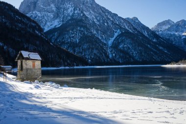 Arka planda dağlar olan Predil Gölü manzarası, Tarvisio, Cave del Predil, İtalya