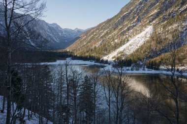 Arka planda dağlar olan Predil Gölü manzarası, Tarvisio, Cave del Predil, İtalya