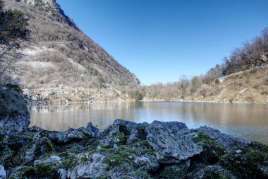 Güzel bir yerde yürüyorum. Cornino Gölü, Forgaria nel Friuli 'nin bir parçası, Udine - İtalya