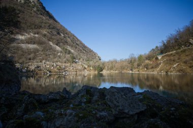 Güzel bir yerde yürüyorum. Cornino Gölü, Forgaria nel Friuli 'nin bir parçası, Udine - İtalya