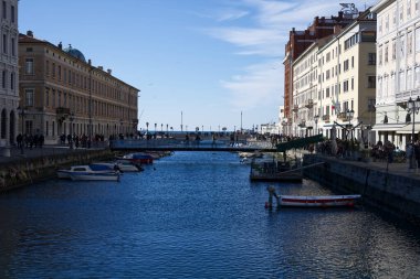 Trieste, İtalya. Güneşli bir günde Trieste şehir merkezinin manzarası..