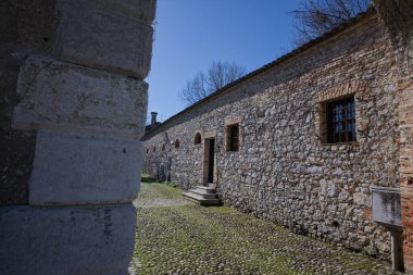Strassoldo kırsalındaki panoramik manzara
