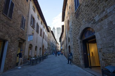 Beş Kuleler Kasabası olarak bilinen San Gimignano, ortaçağ mimarisi ile ünlüdür.