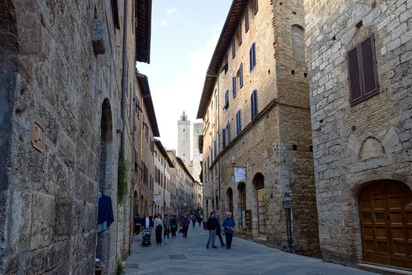 Beş Kuleler Kasabası olarak bilinen San Gimignano, ortaçağ mimarisi ile ünlüdür.