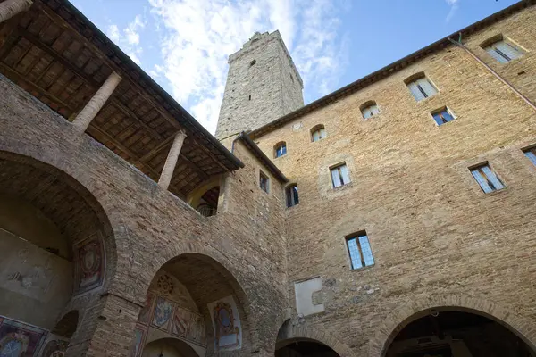 Beş Kuleler Kasabası olarak bilinen San Gimignano, ortaçağ mimarisi ile ünlüdür.
